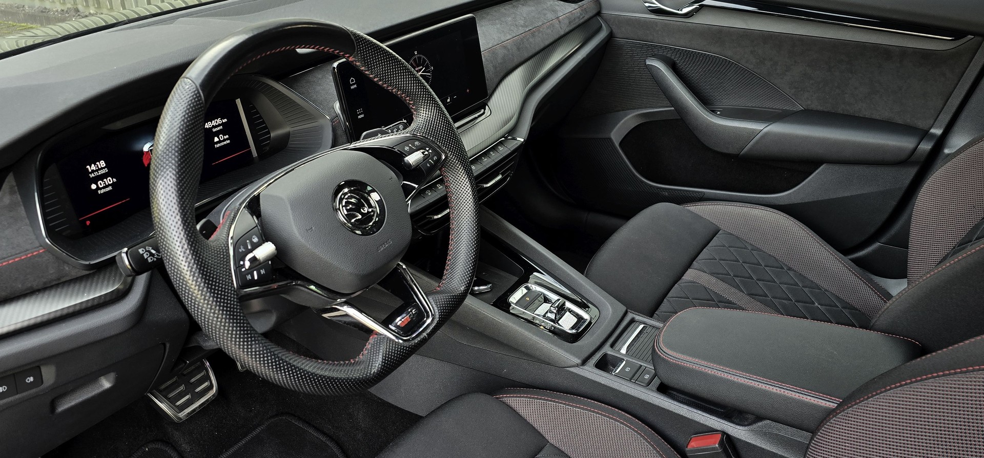 SKODA Octavia Combi 2.0 TSI DSG RS-image-4