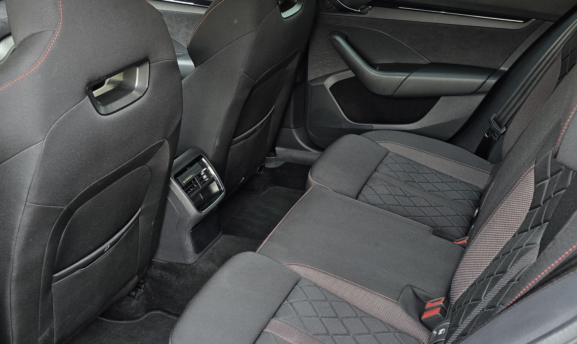 SKODA Octavia Combi 2.0 TSI DSG RS-image-7