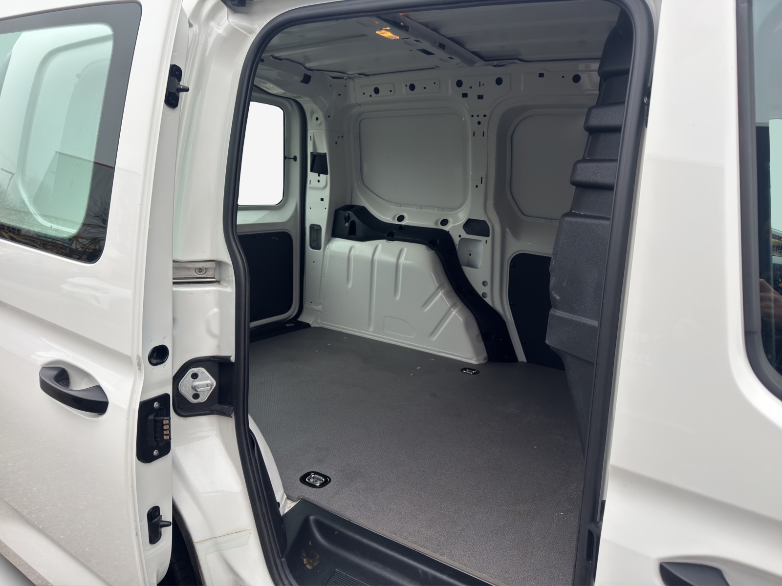 VW Caddy Cargo 2.0TDI-image-11