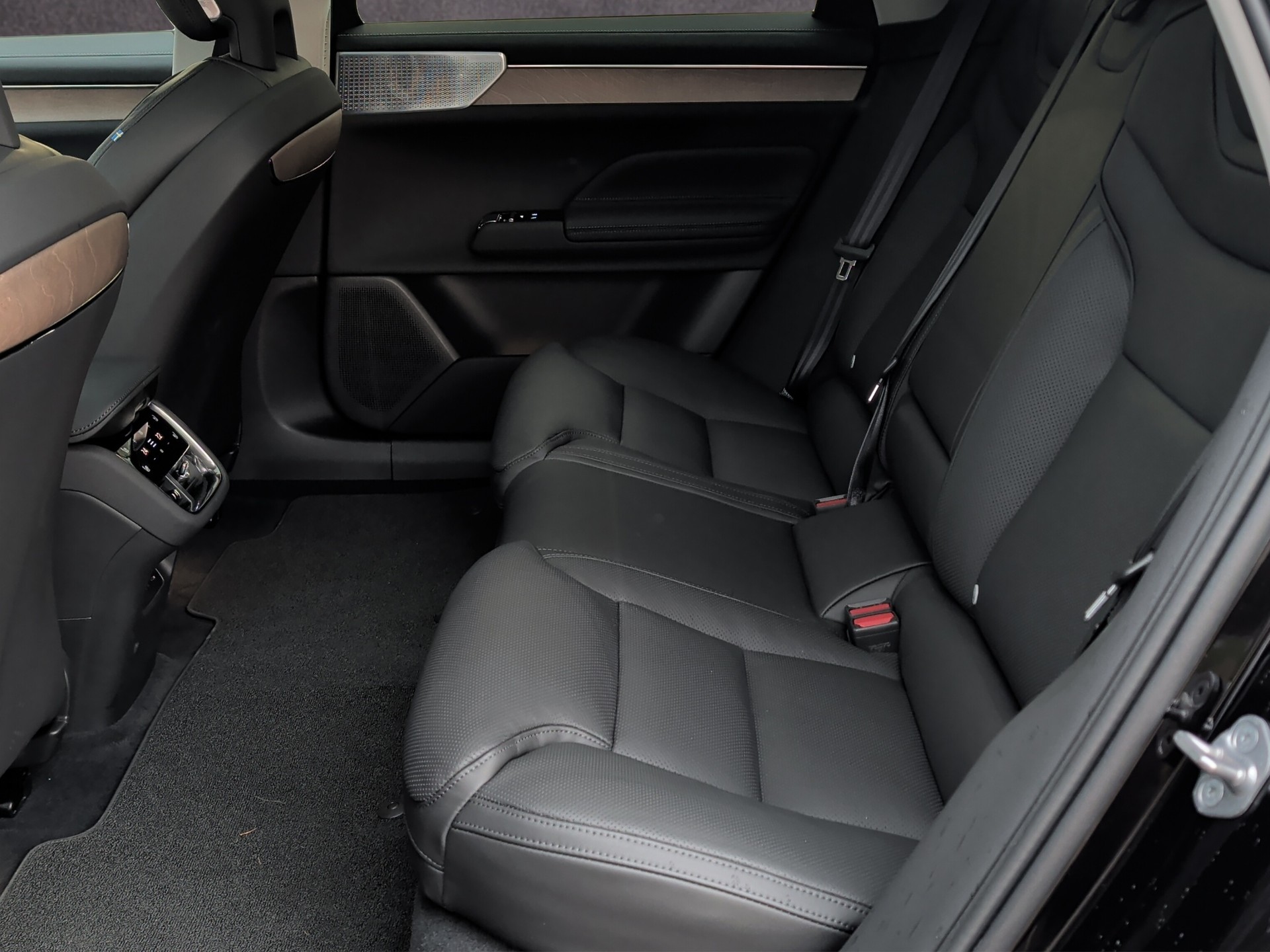 VOLVO ES90 Ultra-image-11
