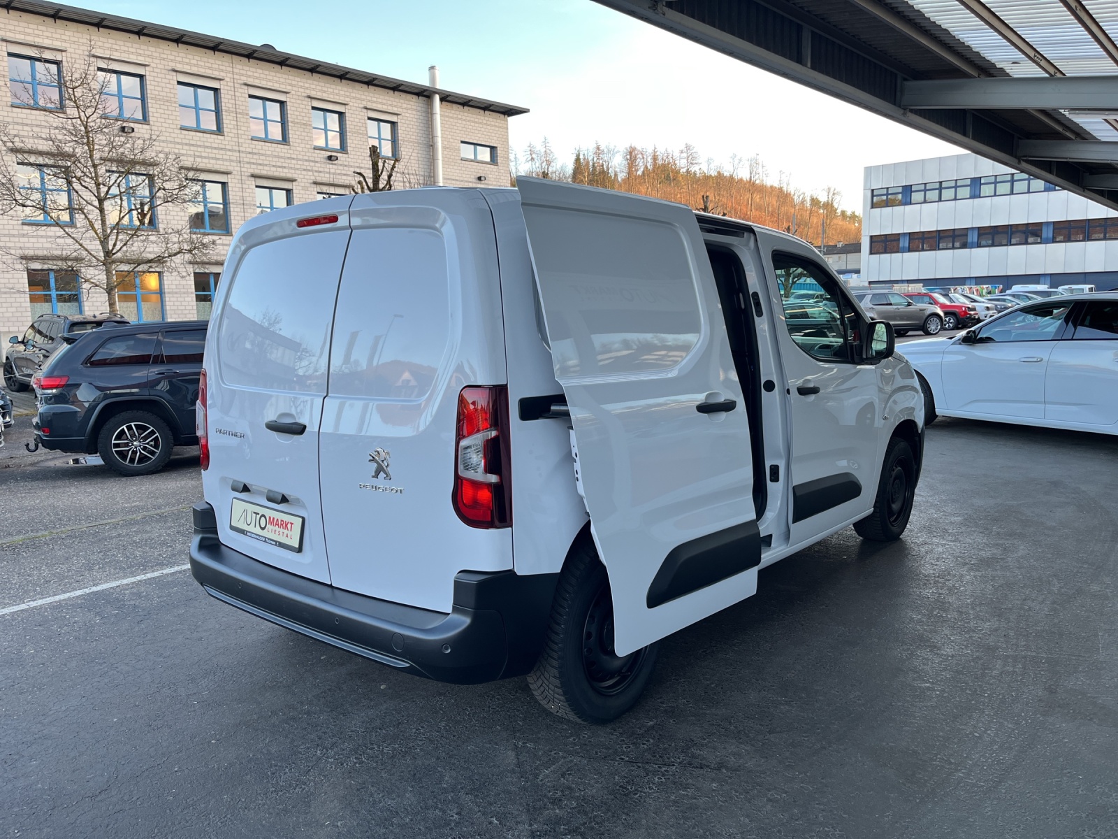 PEUGEOT Partner 1.2 Pure Tech 110 Standard 650kg-image-4