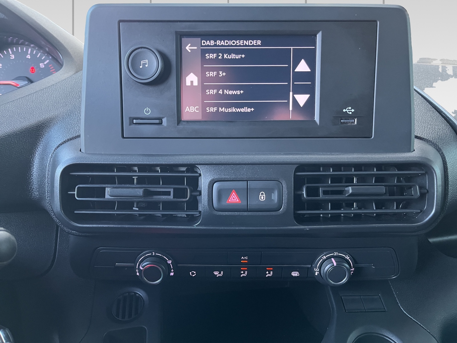 PEUGEOT Partner 1.2 Pure Tech 110 Standard 650kg-image-9