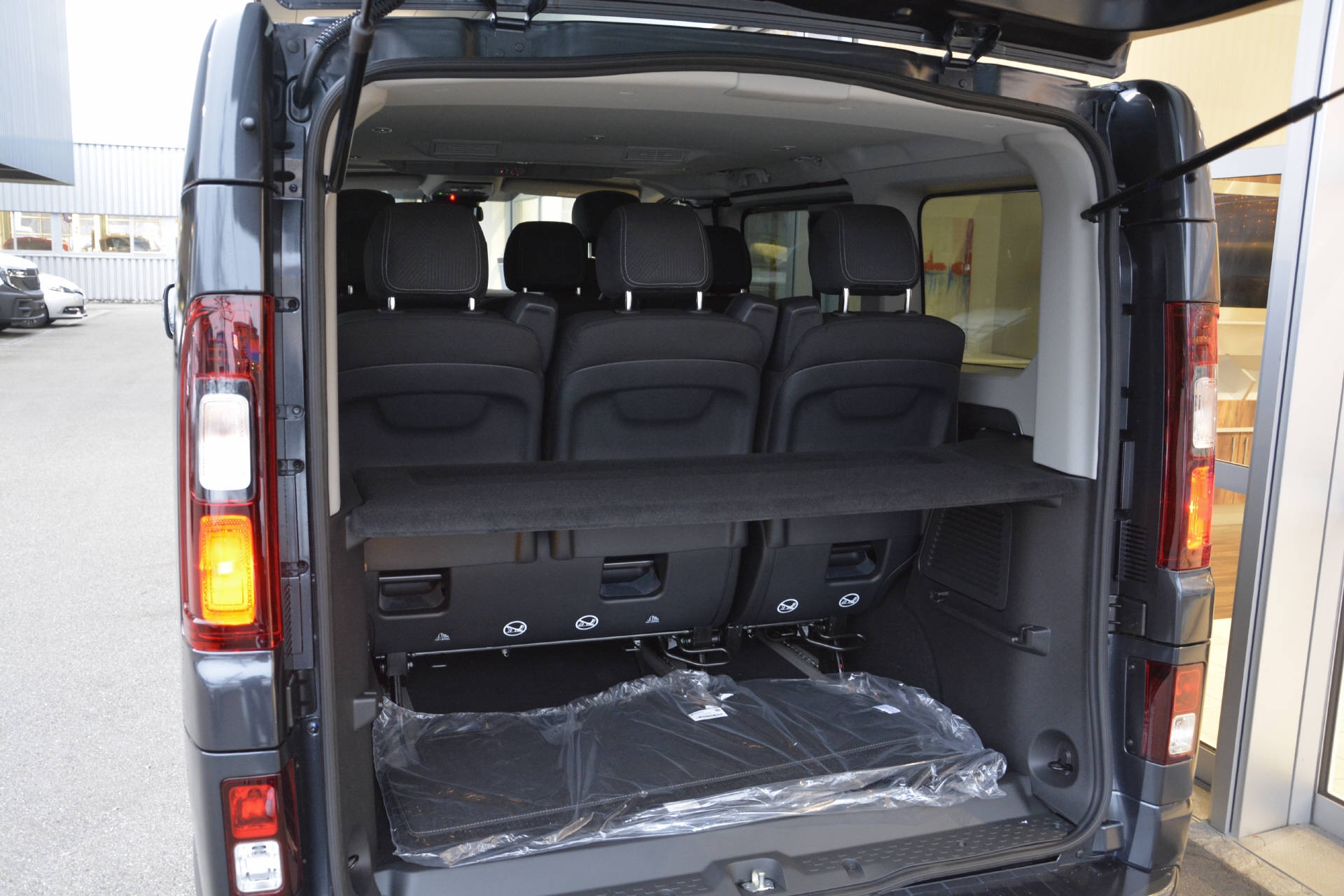 RENAULT Trafic Passenger & Spaceclass SPACECLASS Blue dCi 170 Automat-image-5