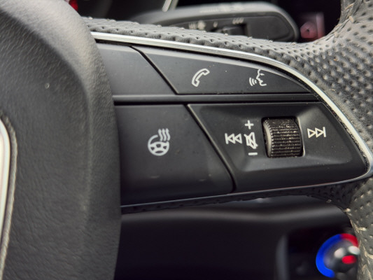 AUDI Q3 40 TFSI S line quattro-image-12