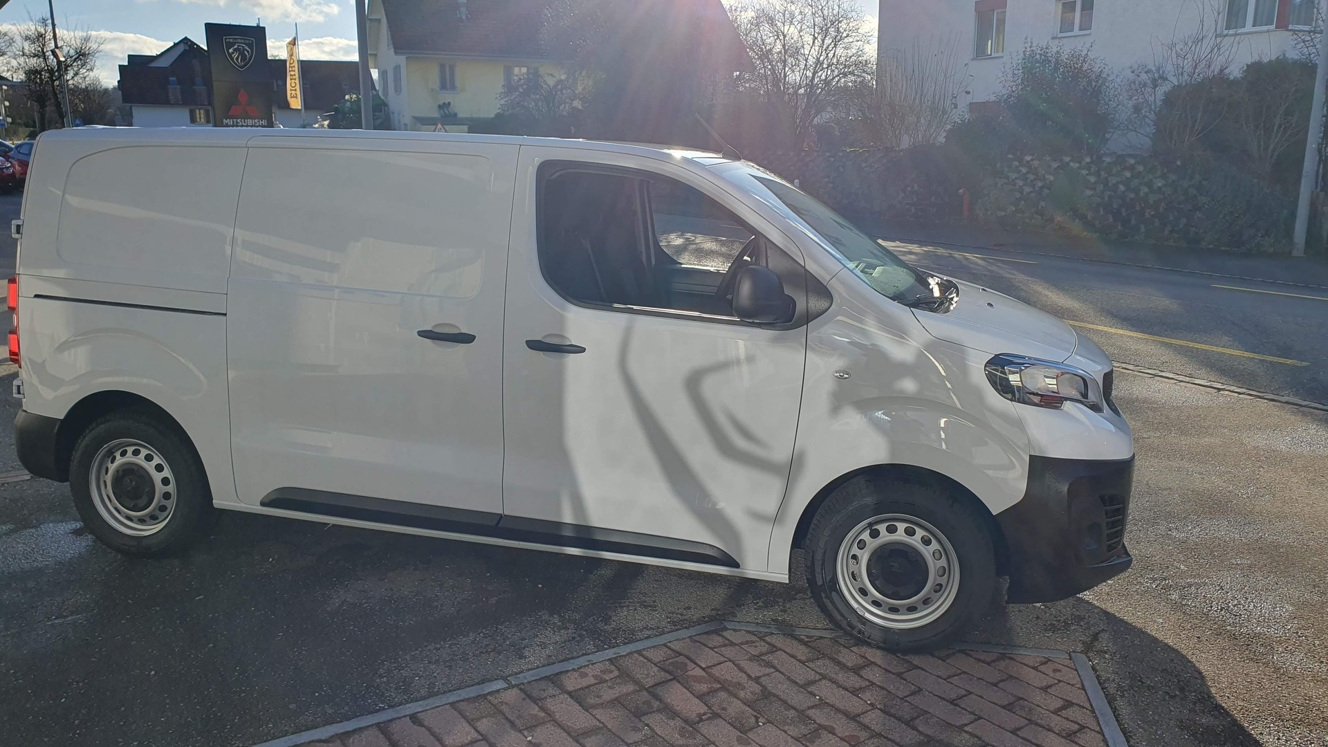 PEUGEOT e-Expert 50KWh Long Helvetia (431)-image-12