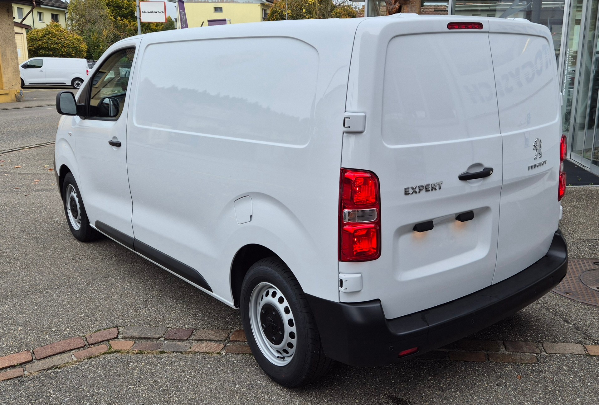PEUGEOT e-Expert 50KWh Long Helvetia (431)-image-9