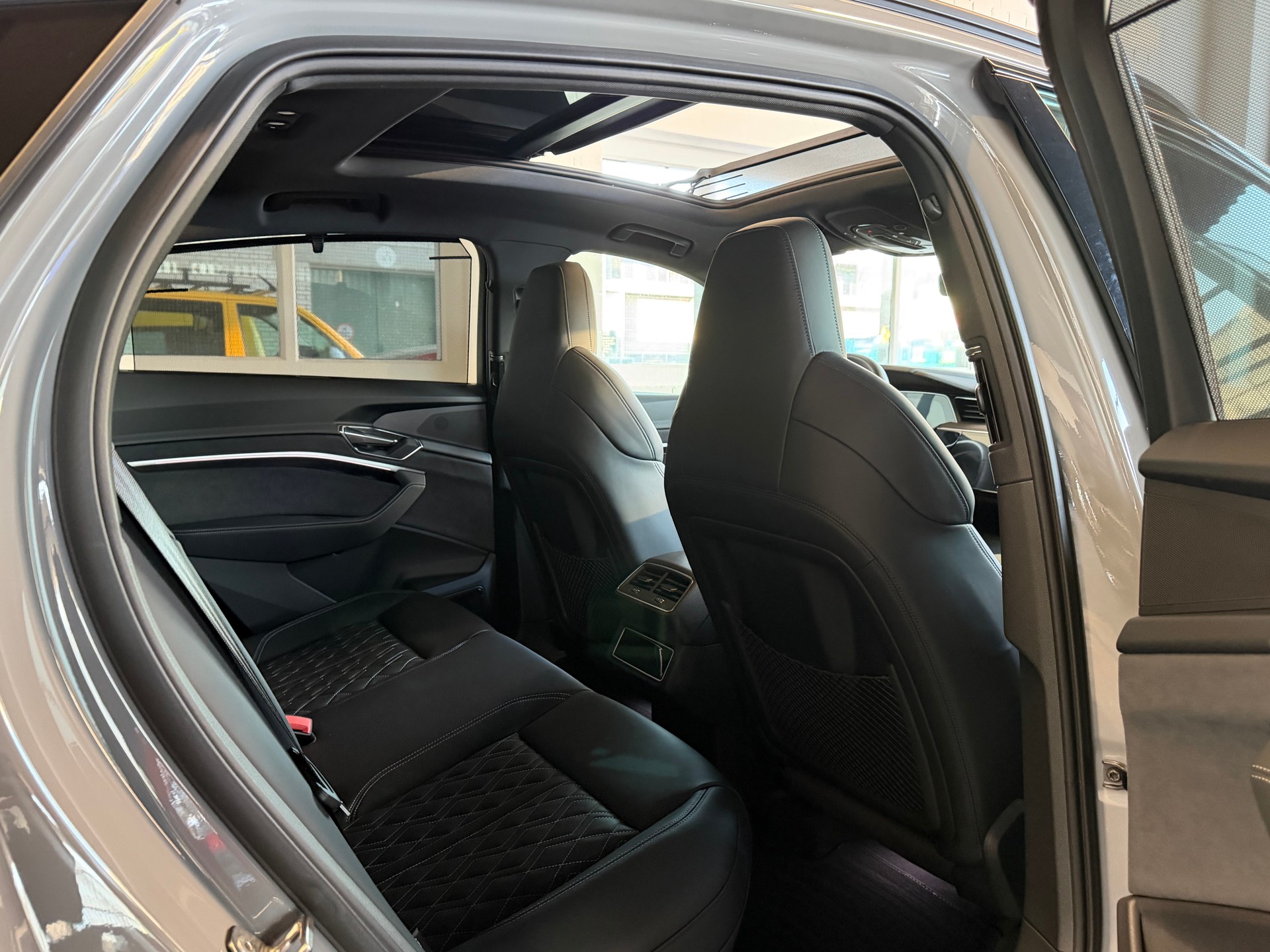 AUDI e-tron S Sportback 503 PS 4X4 quattro * TOP FULL OPTION *-image-11