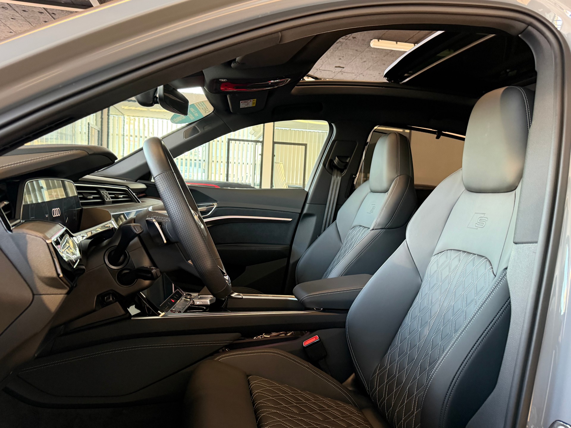 AUDI e-tron S Sportback 503 PS 4X4 quattro * TOP FULL OPTION *-image-16