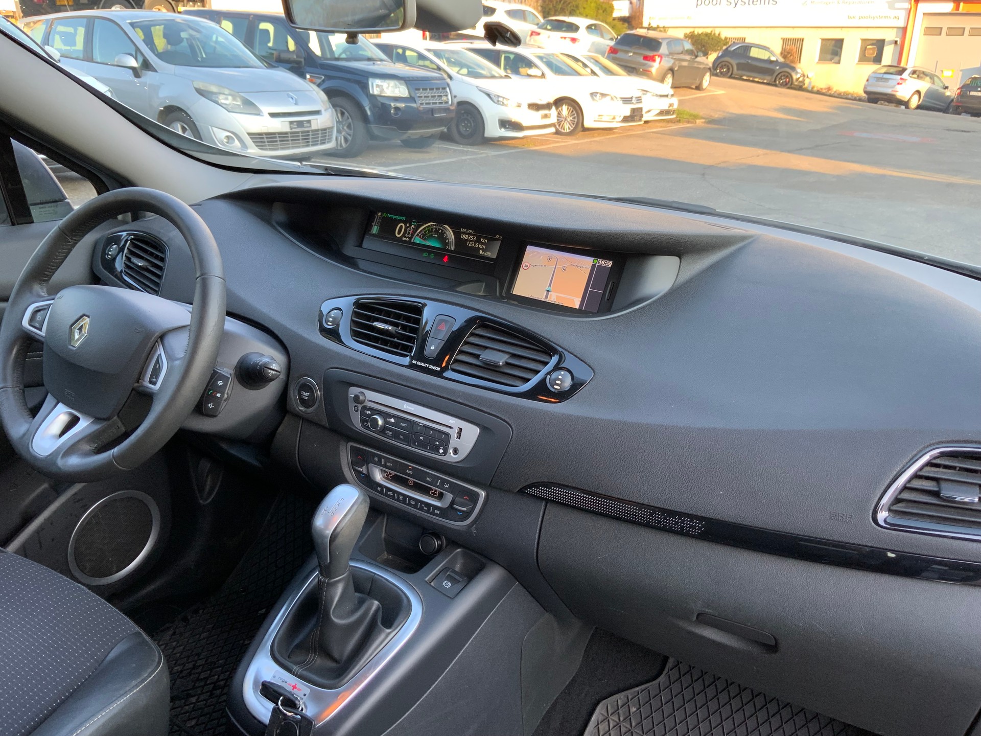 RENAULT Grand Scénic 2.0 16V Dynamique X-Tronic CVT-image-9