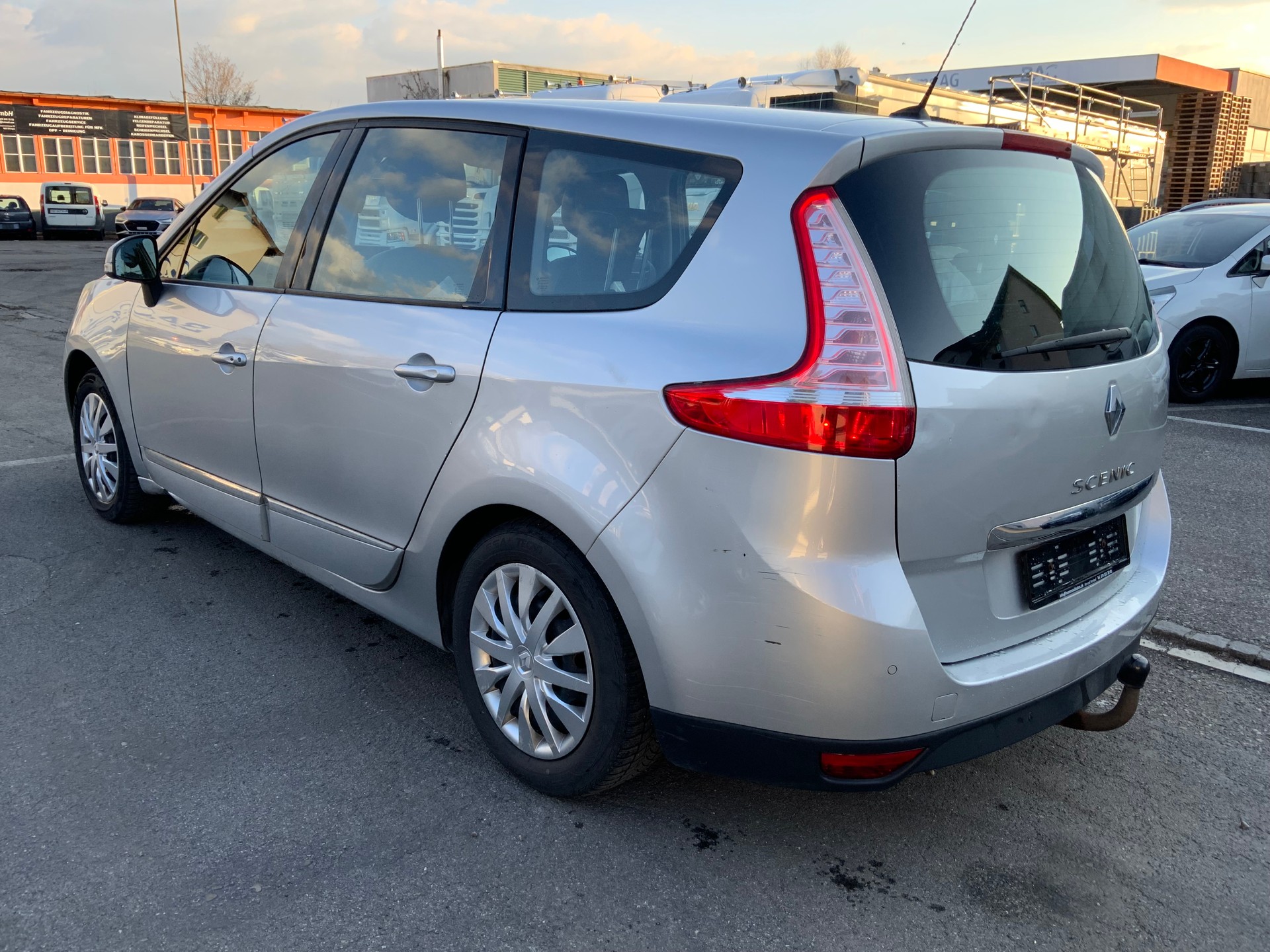 RENAULT Grand Scénic 2.0 16V Dynamique X-Tronic CVT-image-4