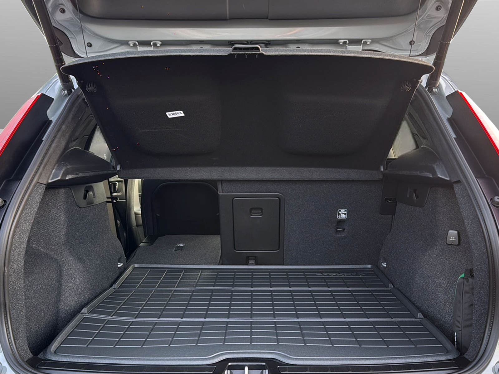 VOLVO XC40 2.0 B3 MH Plus Dark-image-15