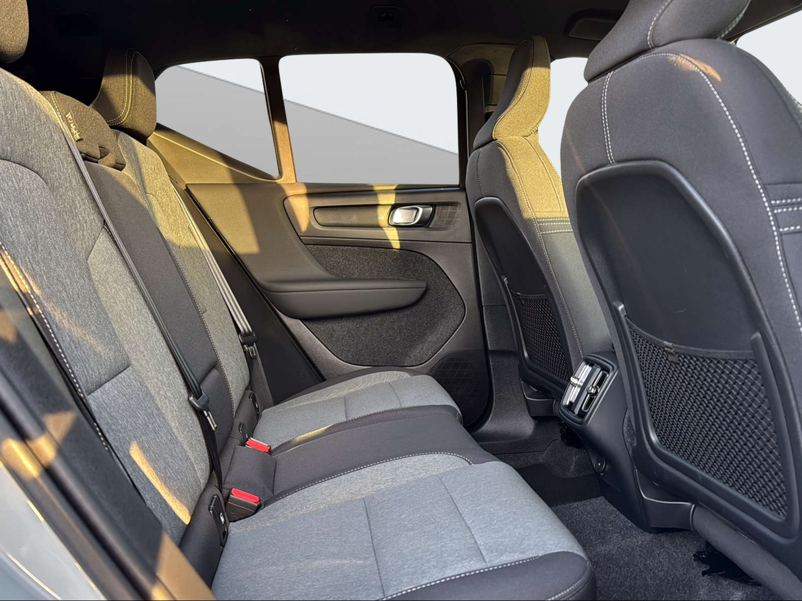 VOLVO XC40 2.0 B3 MH Plus Dark-image-10