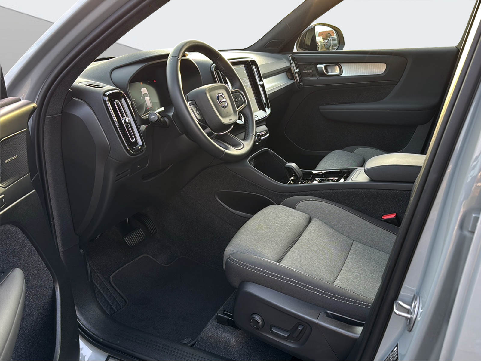 VOLVO XC40 2.0 B3 MH Plus Dark-image-9