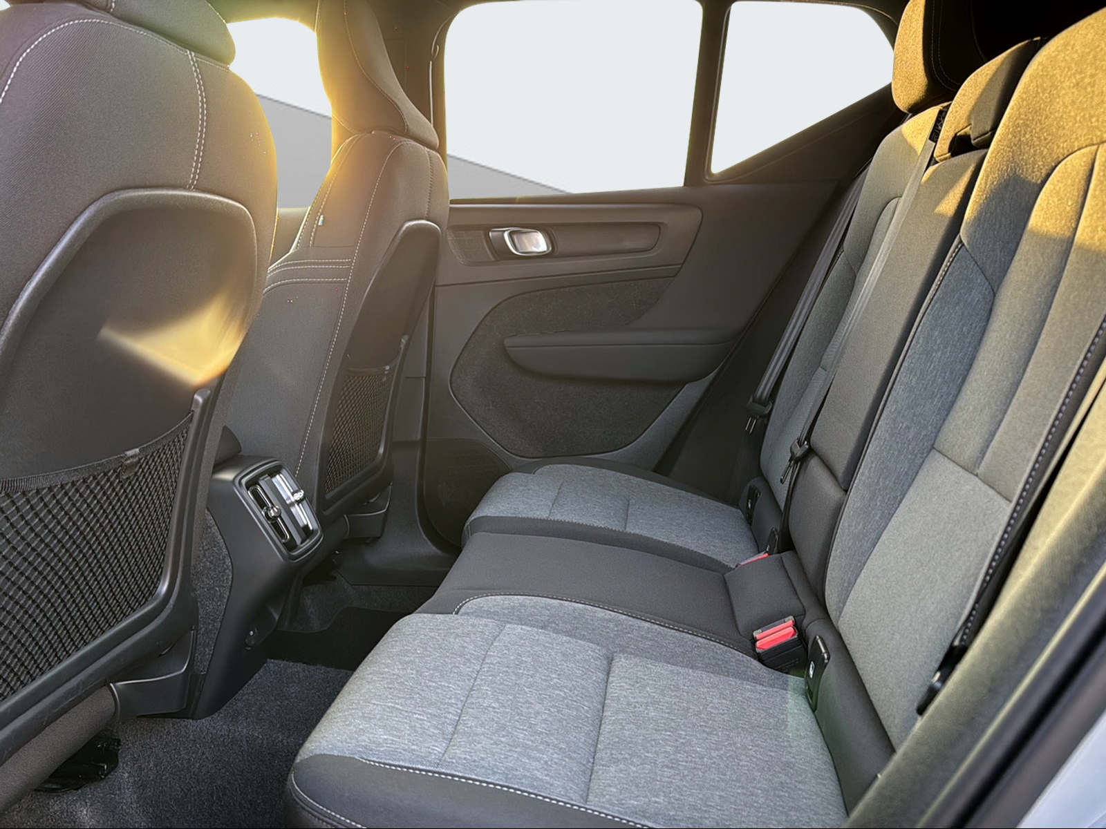 VOLVO XC40 2.0 B3 MH Plus Dark-image-13