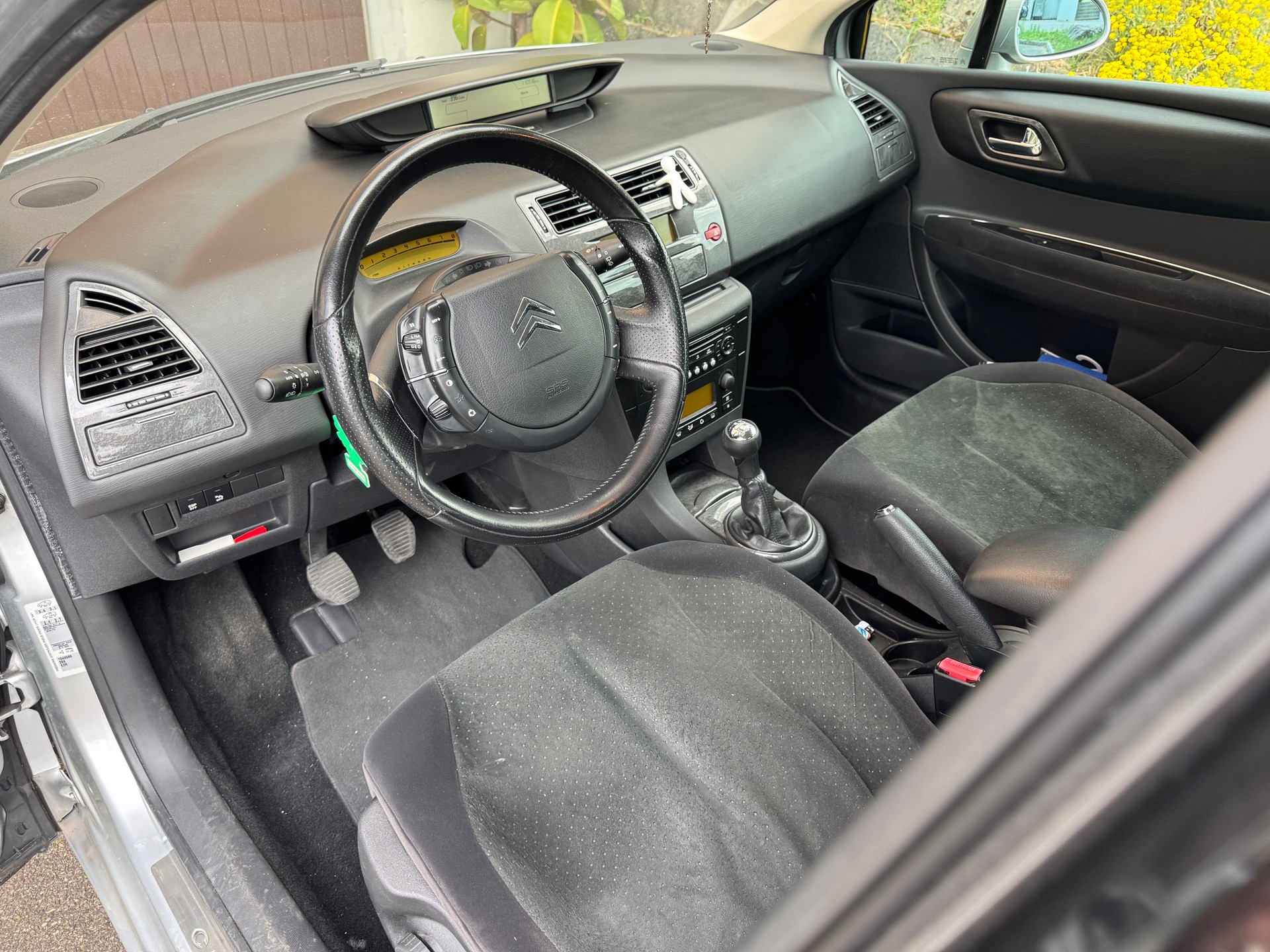CITROEN C4 Berline 2.0i 16V Exclusive-image-4