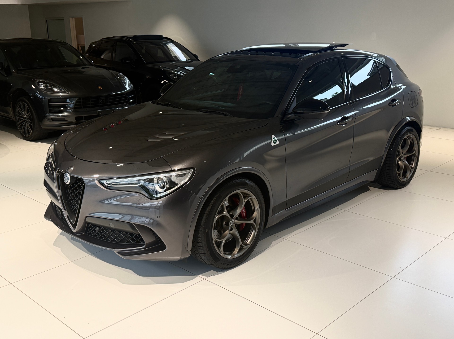 ALFA ROMEO Stelvio 2.9 V6 Quadrifoglio Sky Q4*CH-Fz. Servicekostenlos 10J. / 100'000 Km.*Tieferlegung*Distanzscheiben*Vollaussttatung*-showroom-element-3