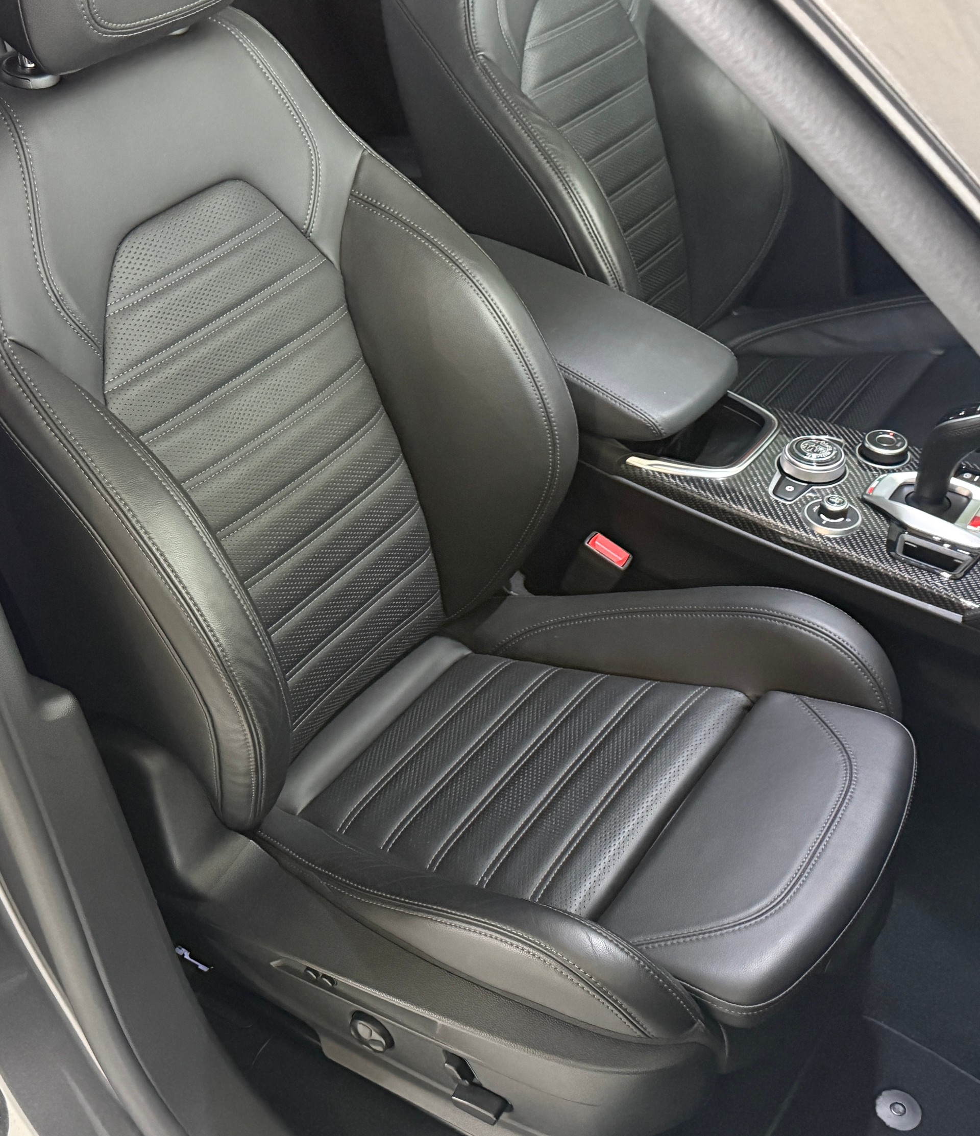 ALFA ROMEO Stelvio 2.9 V6 Quadrifoglio Sky Q4*CH-Fz. Servicekostenlos 10J. / 100'000 Km.*Tieferlegung*Distanzscheiben*Vollausstattung*-image-35