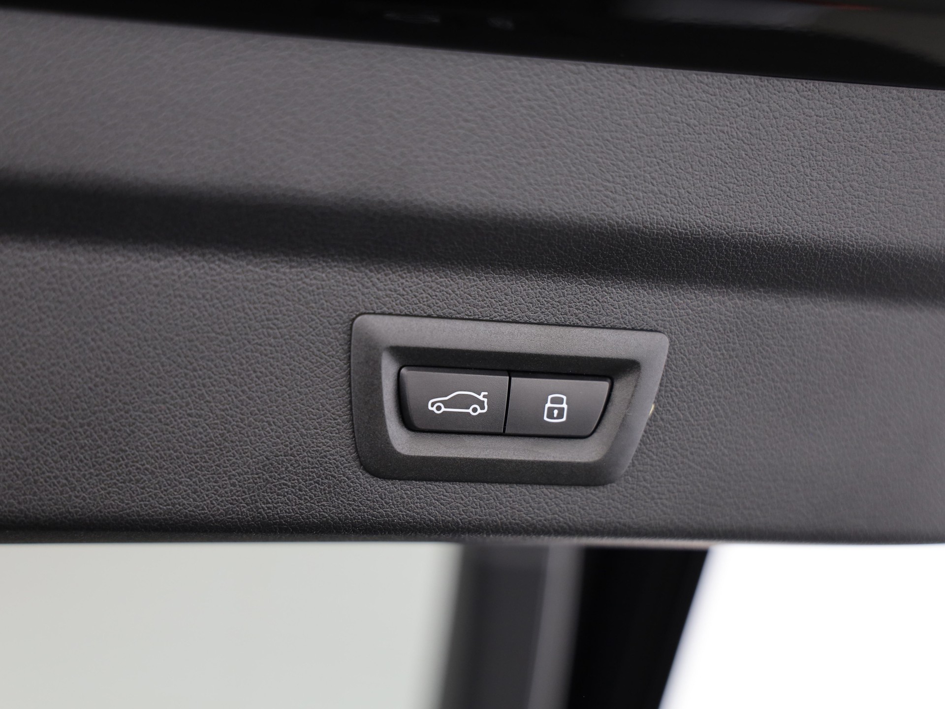 BMW iX2 30 xDrive-image-10
