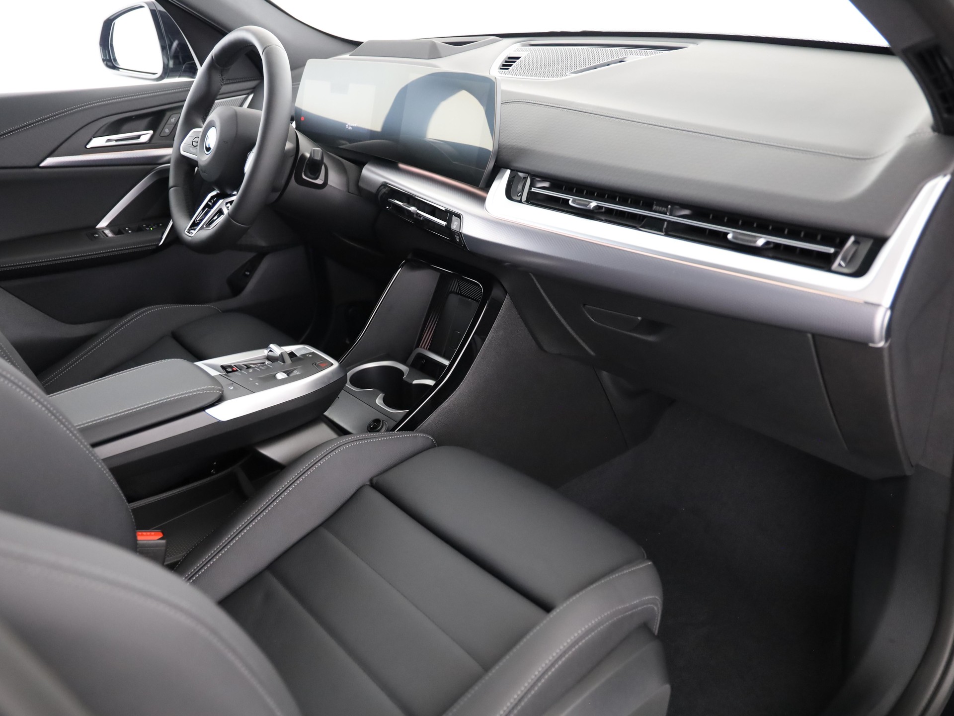 BMW iX2 30 xDrive-image-16