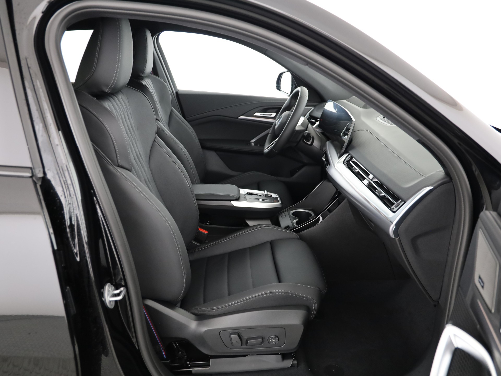 BMW iX2 30 xDrive-image-17
