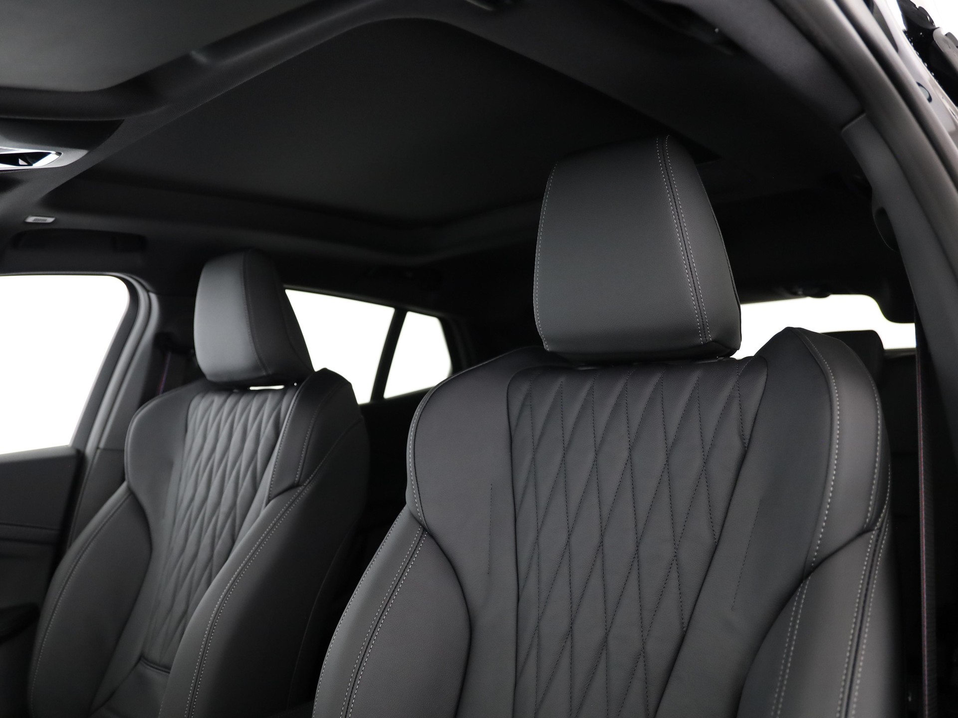 BMW iX2 30 xDrive-image-13