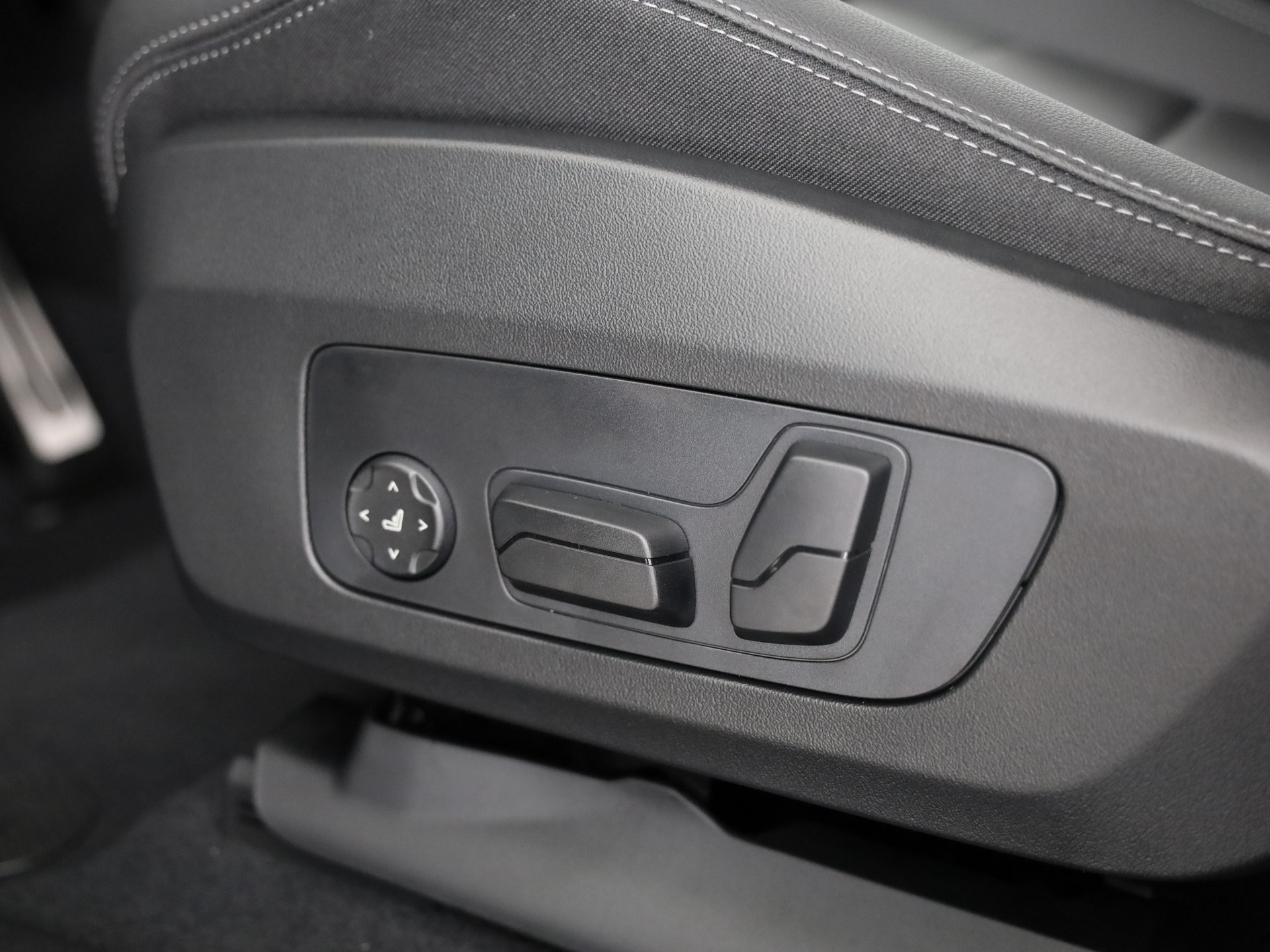 BMW iX2 30 xDrive-image-15