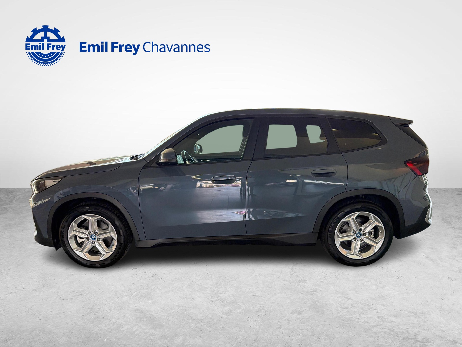 BMW iX1 30 xDrive-image-4