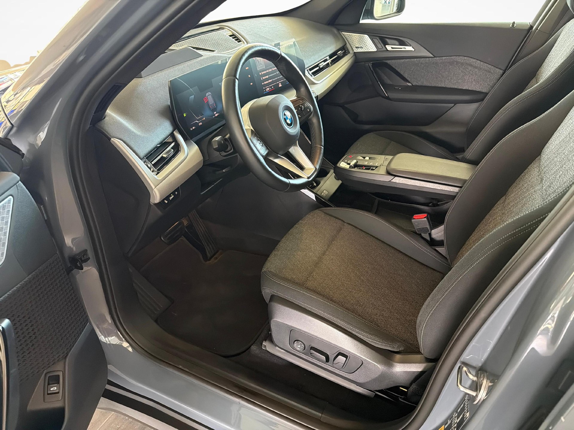 BMW iX1 30 xDrive-image-8