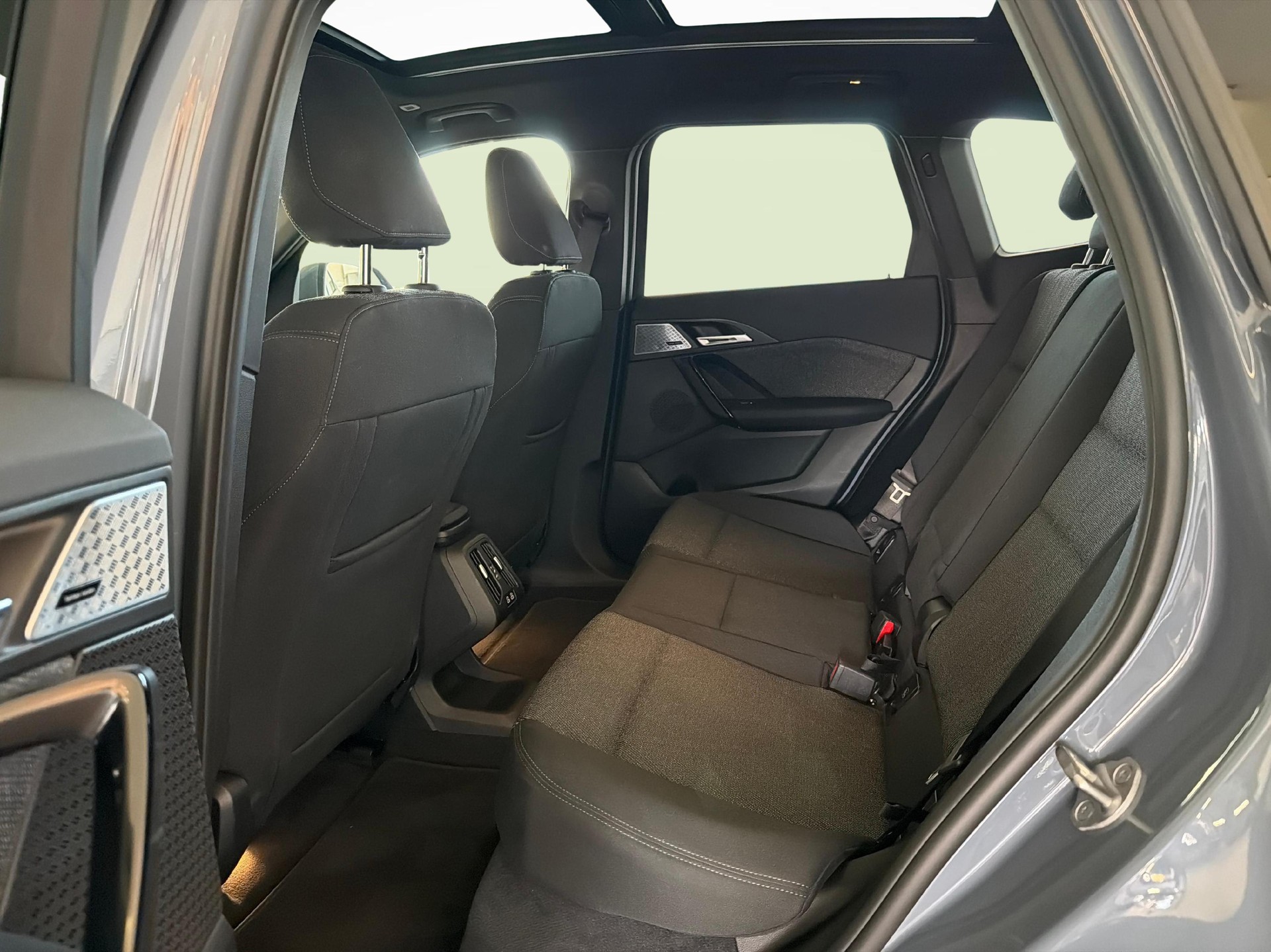 BMW iX1 30 xDrive-image-16
