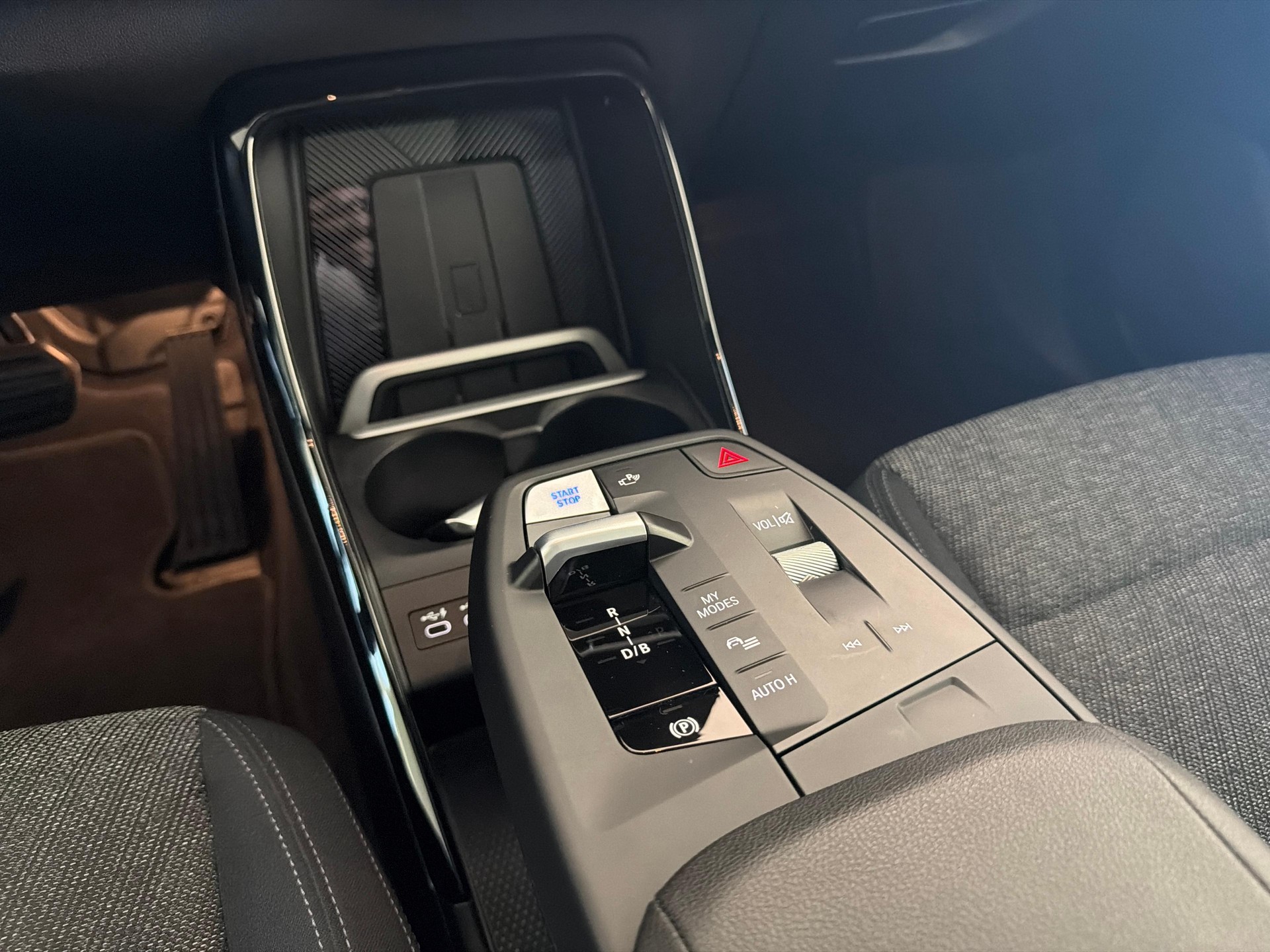 BMW iX1 30 xDrive-image-14