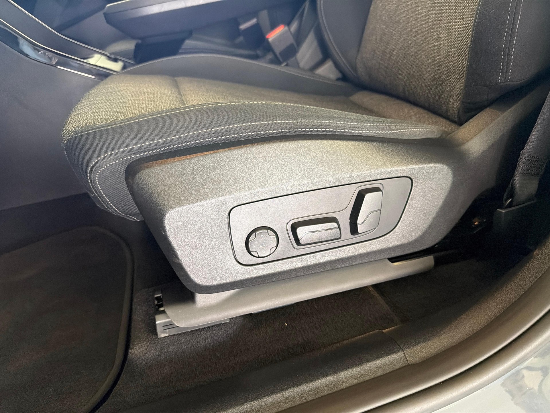 BMW iX1 30 xDrive-image-10