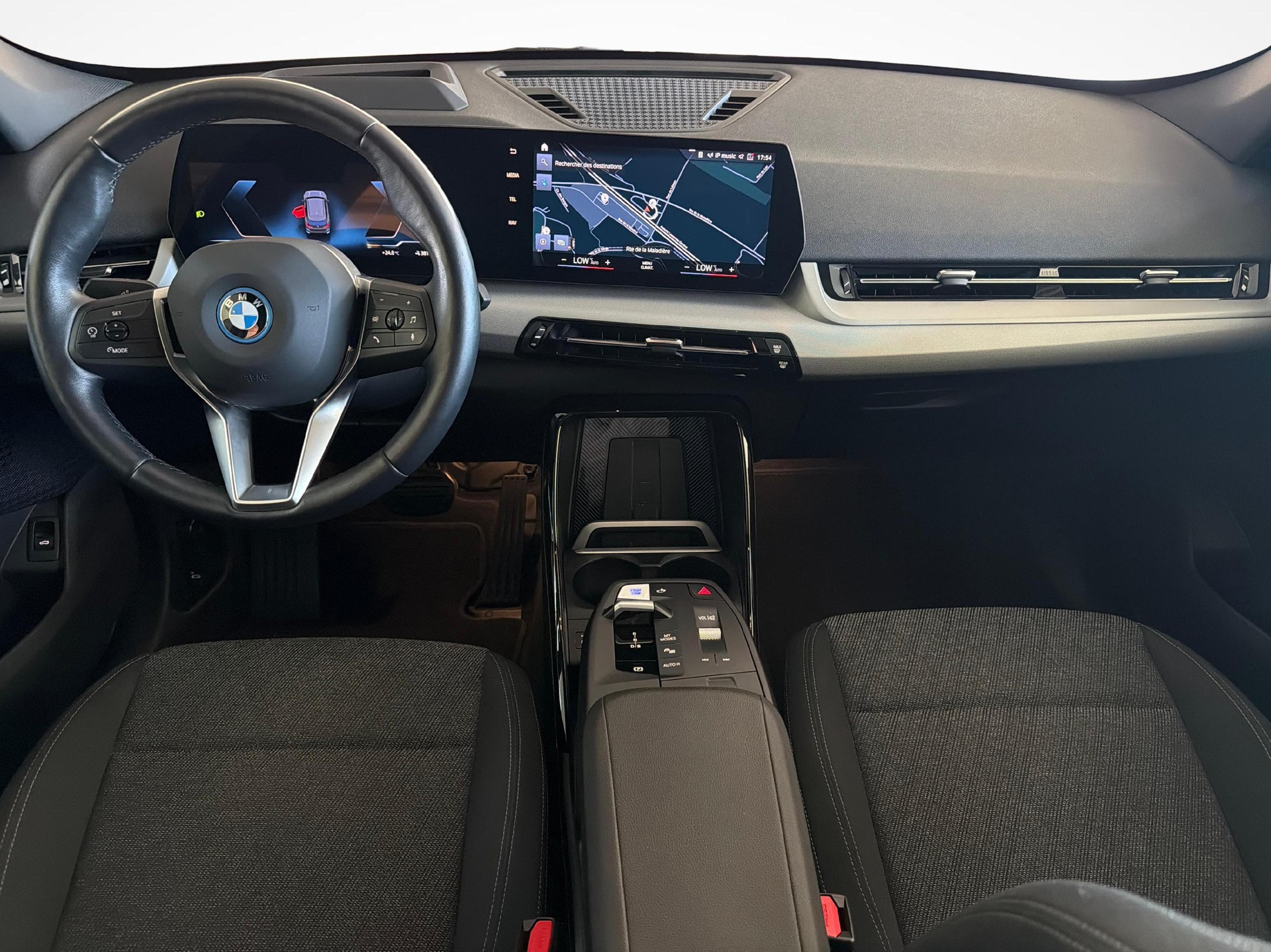 BMW iX1 30 xDrive-image-11