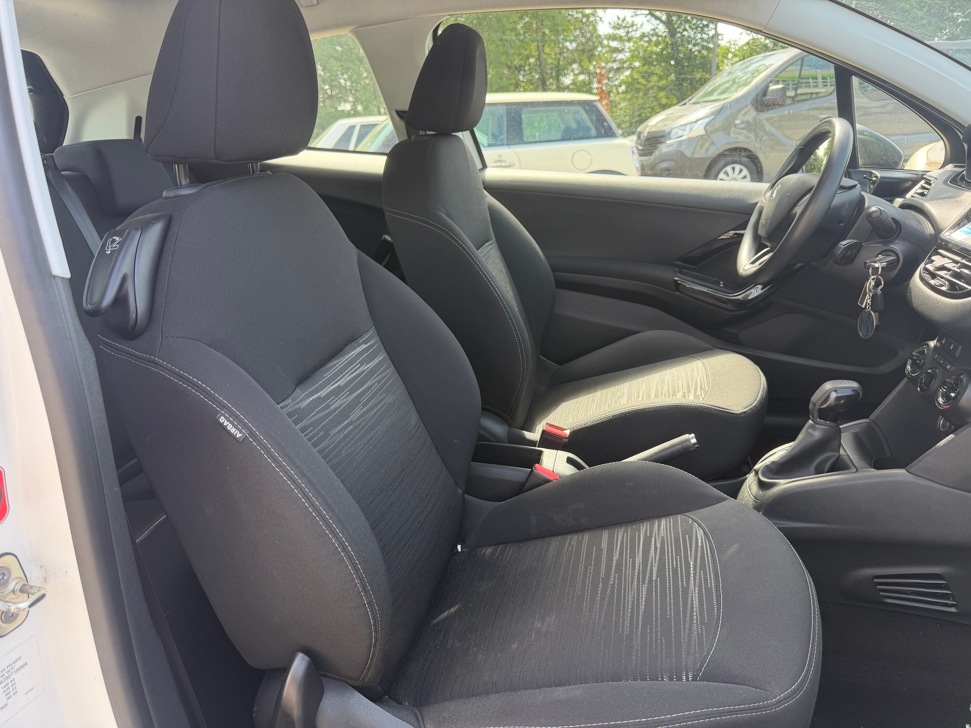 PEUGEOT 208 1.6 e-HDI Active-image-5