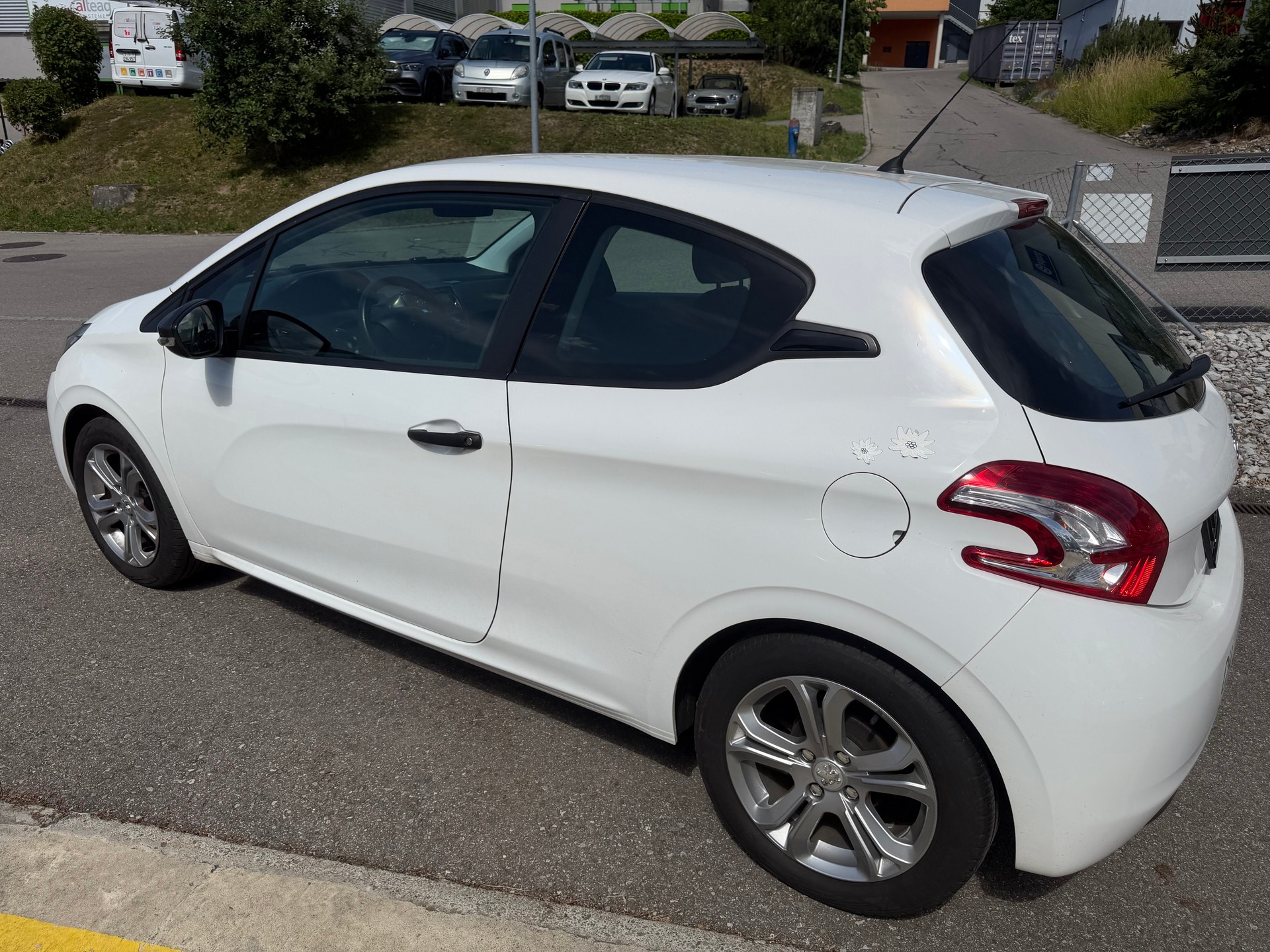 PEUGEOT 208 1.6 e-HDI Active-image-1