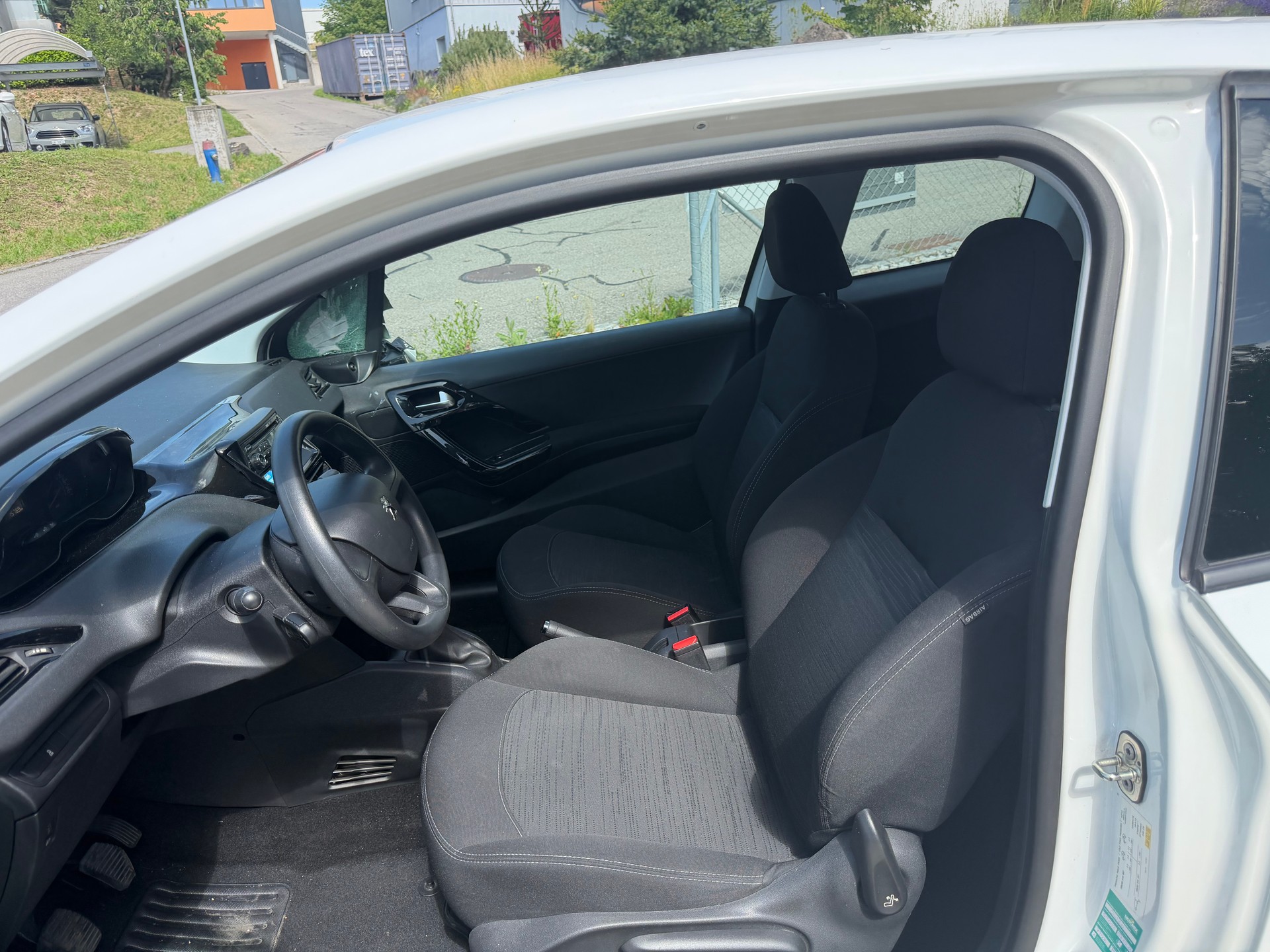 PEUGEOT 208 1.6 e-HDI Active-image-6