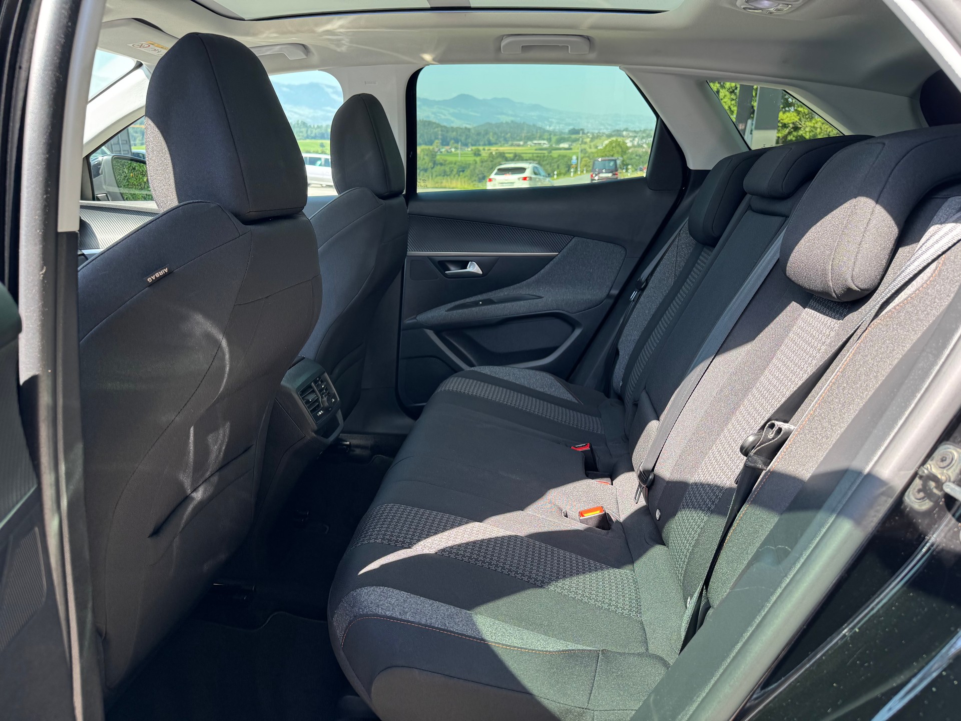 PEUGEOT 3008 1.2 PureTech Allure EAT-image-10