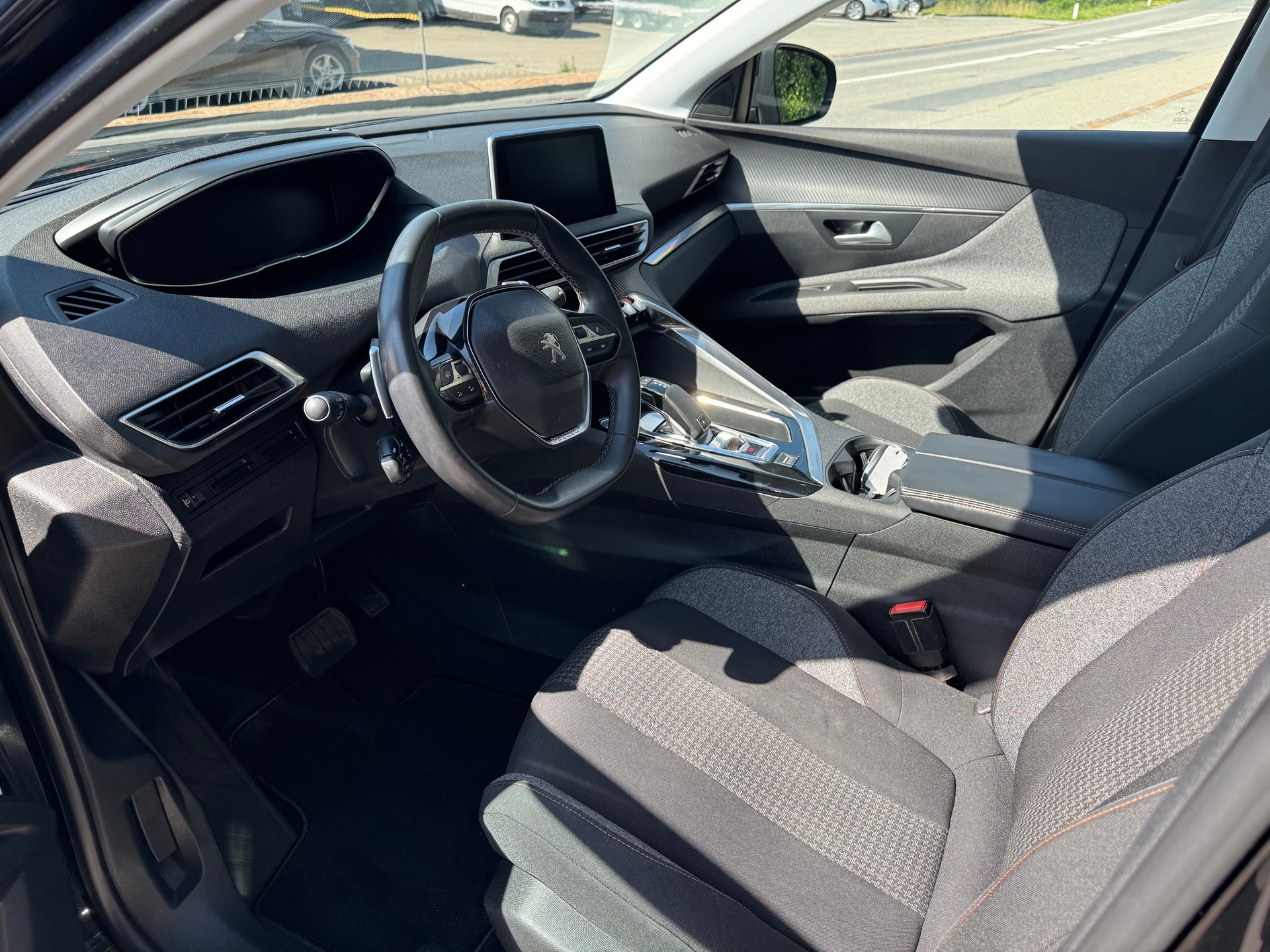 PEUGEOT 3008 1.2 PureTech Allure EAT-image-5