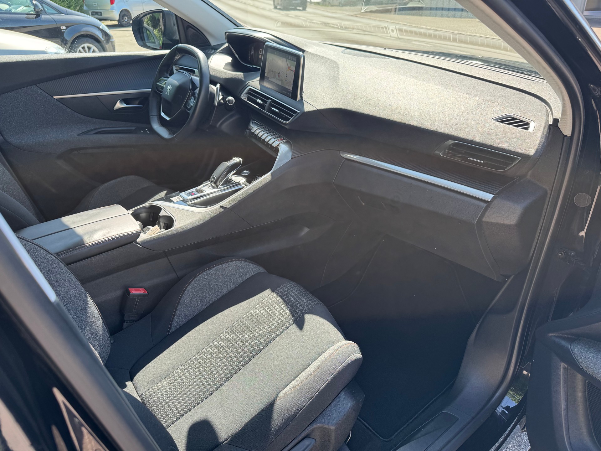 PEUGEOT 3008 1.2 PureTech Allure EAT-image-7
