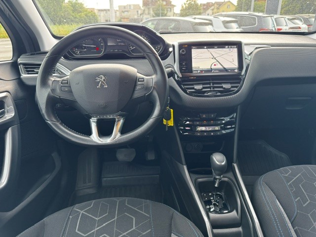 PEUGEOT 2008 1.2 PureTech Style EAT6-image-5