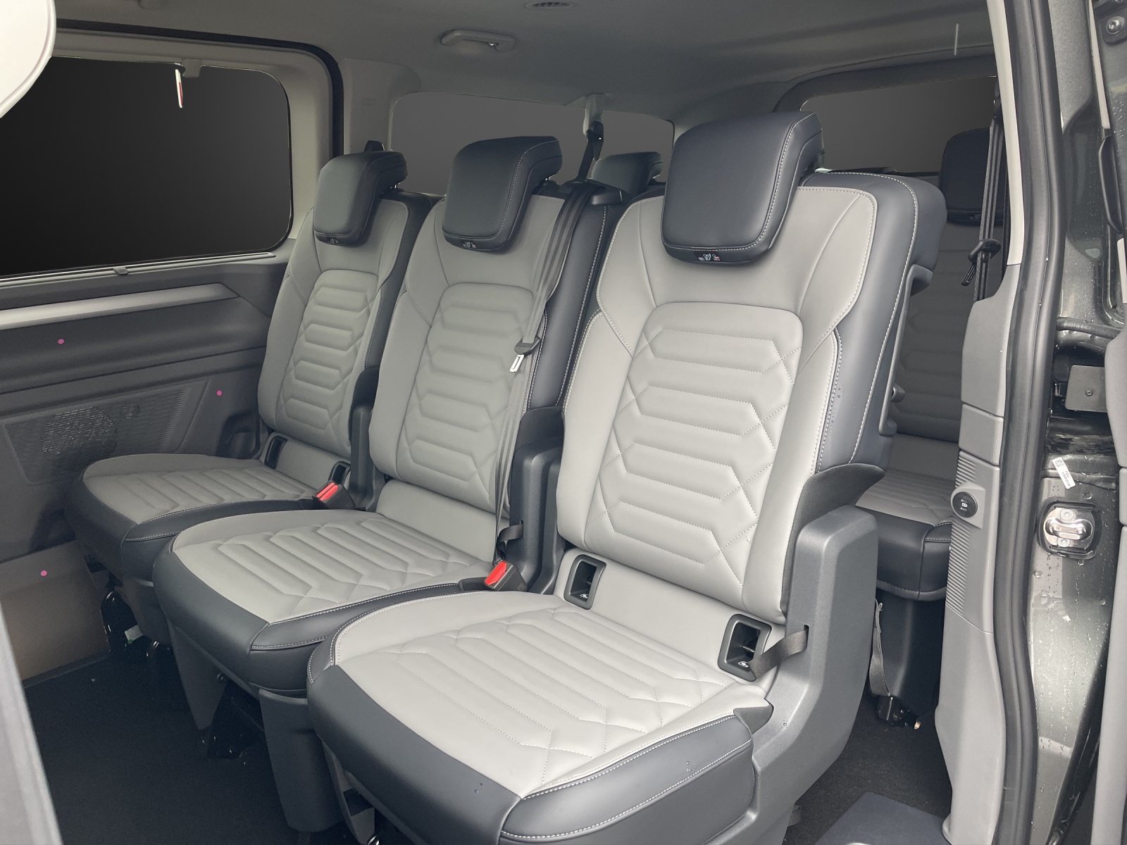 VW Caravelle BEV Style LR-image-10