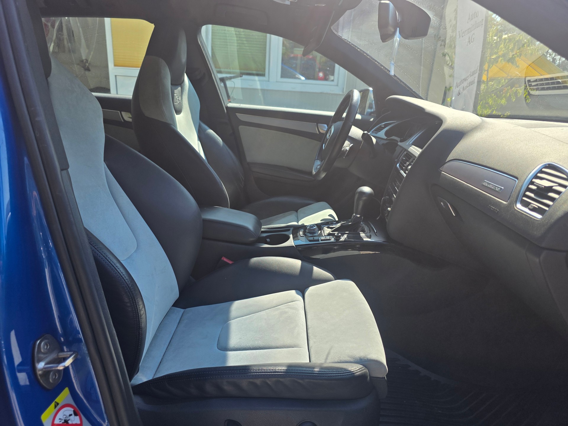 AUDI S4 Avant 3.0 TFSI quattro S-tronic-image-17