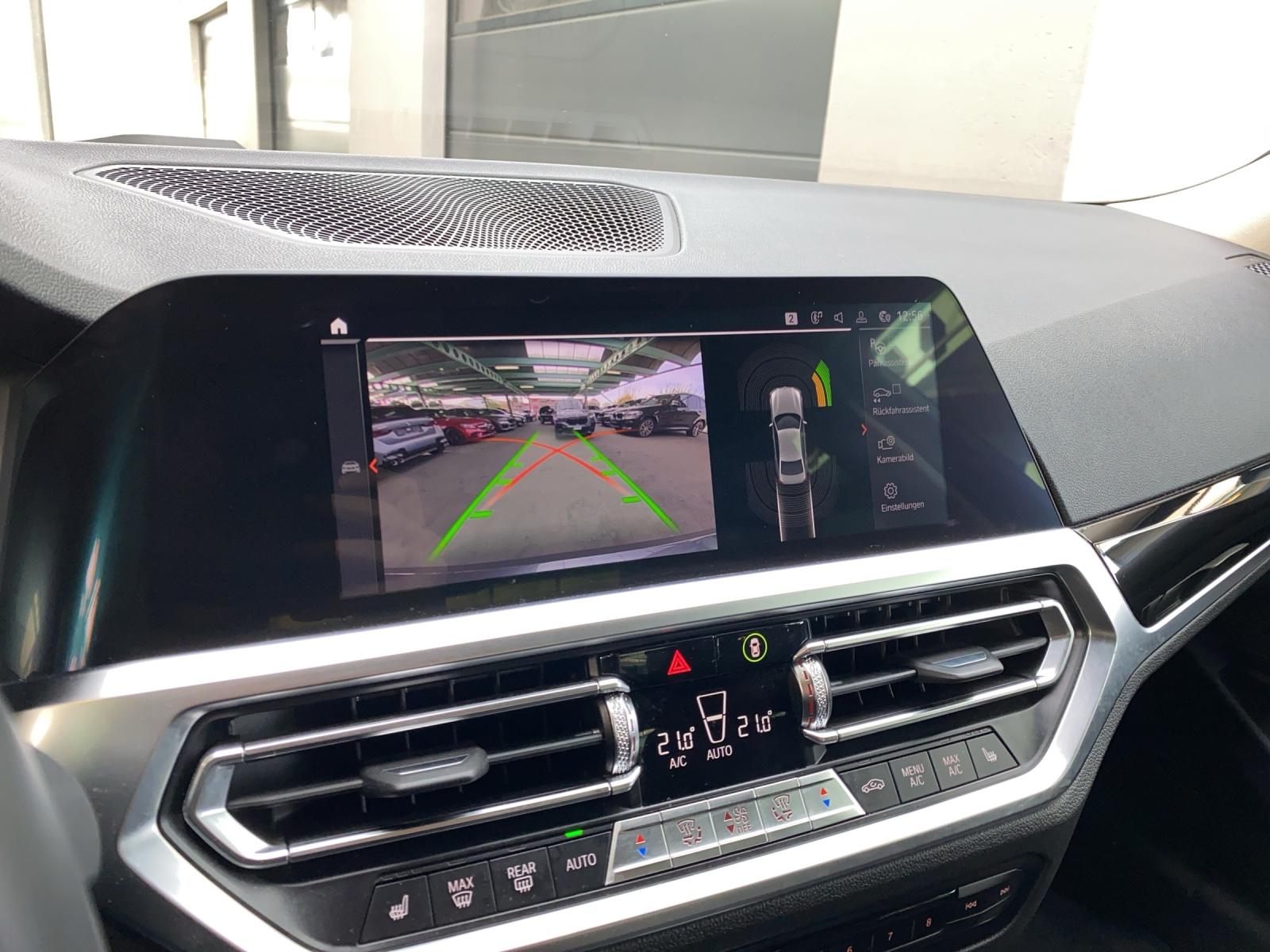 BMW 320i xDrive-image-13