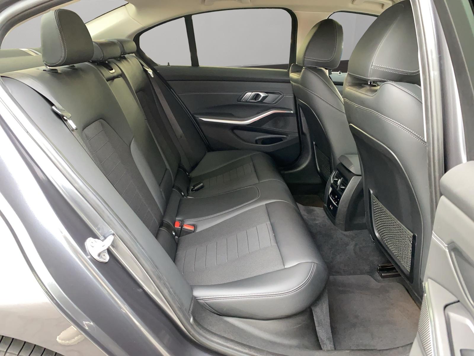 BMW 320i xDrive-image-11