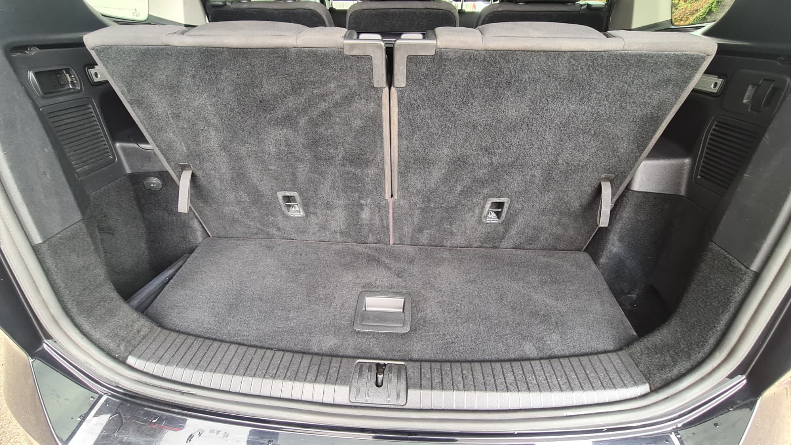 VW Touran 2.0 TDI BlueMotion Technology Comfortline DSG ** 7-Plätzer ** Gr-Navi ** RF-Kamera ** ACC ** Sitzheizung ** Ab MFK **-image-8