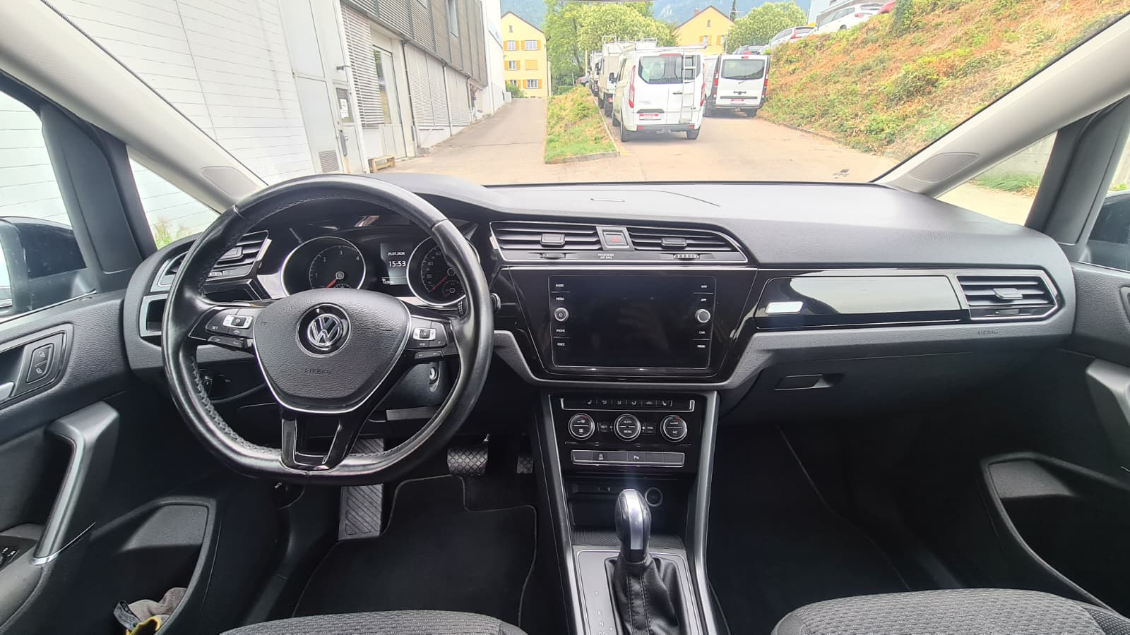 VW Touran 2.0 TDI BlueMotion Technology Comfortline DSG ** 7-Plätzer ** Gr-Navi ** RF-Kamera ** ACC ** Sitzheizung ** Ab MFK **-image-13