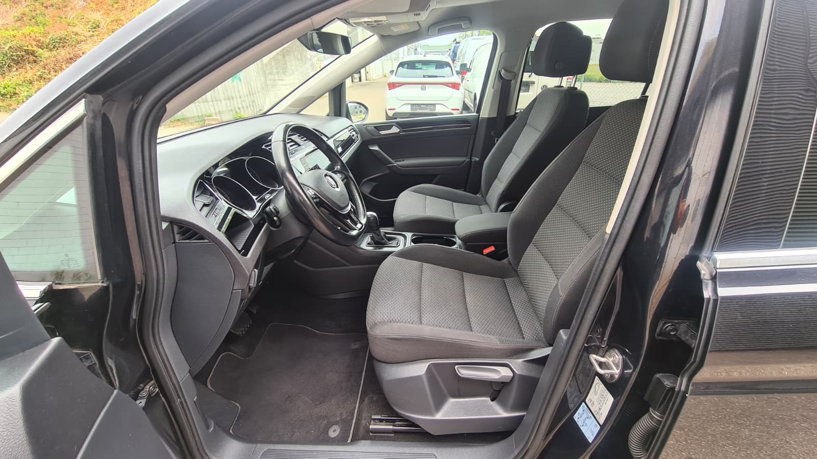 VW Touran 2.0 TDI BlueMotion Technology Comfortline DSG ** 7-Plätzer ** Gr-Navi ** RF-Kamera ** ACC ** Sitzheizung ** Ab MFK **-image-15