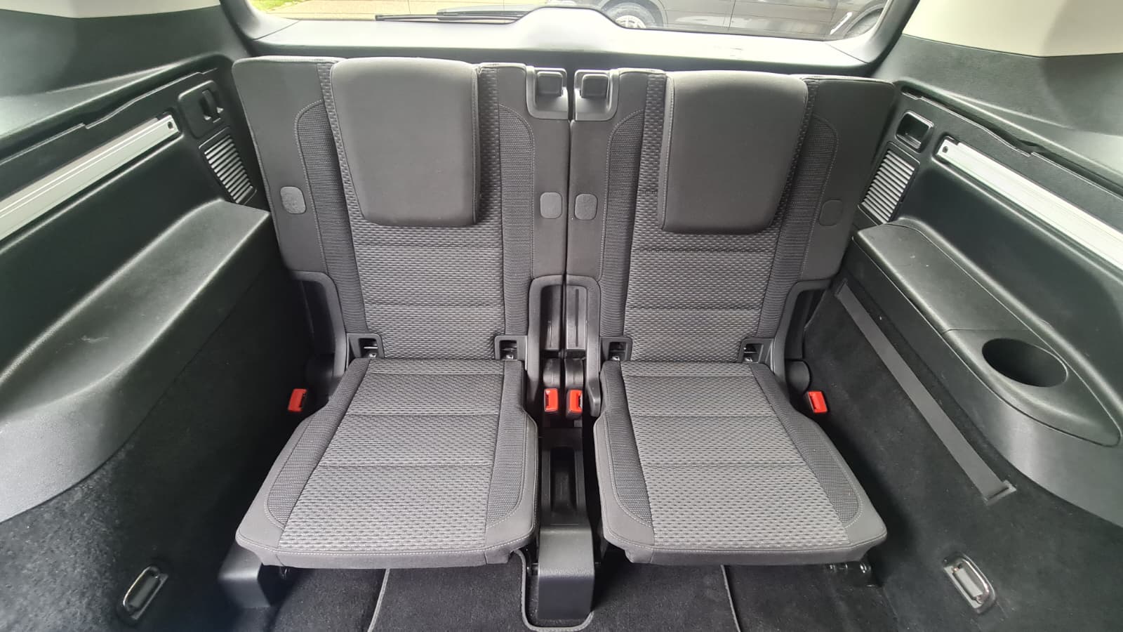 VW Touran 2.0 TDI BlueMotion Technology Comfortline DSG ** 7-Plätzer ** Gr-Navi ** RF-Kamera ** ACC ** Sitzheizung ** Ab MFK **-image-16