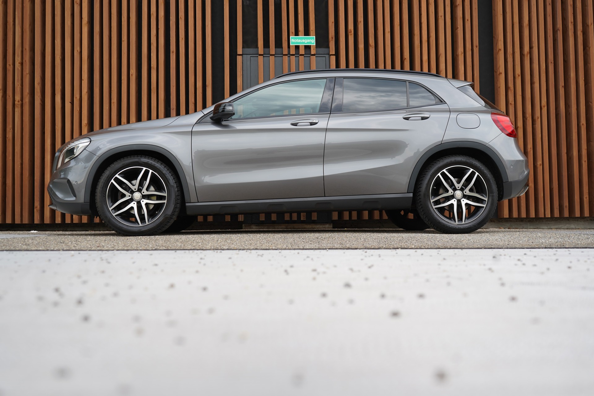 MERCEDES-BENZ GLA 200 NIGHT STAR 7G-DCT l 156 PS-showroom-element-3