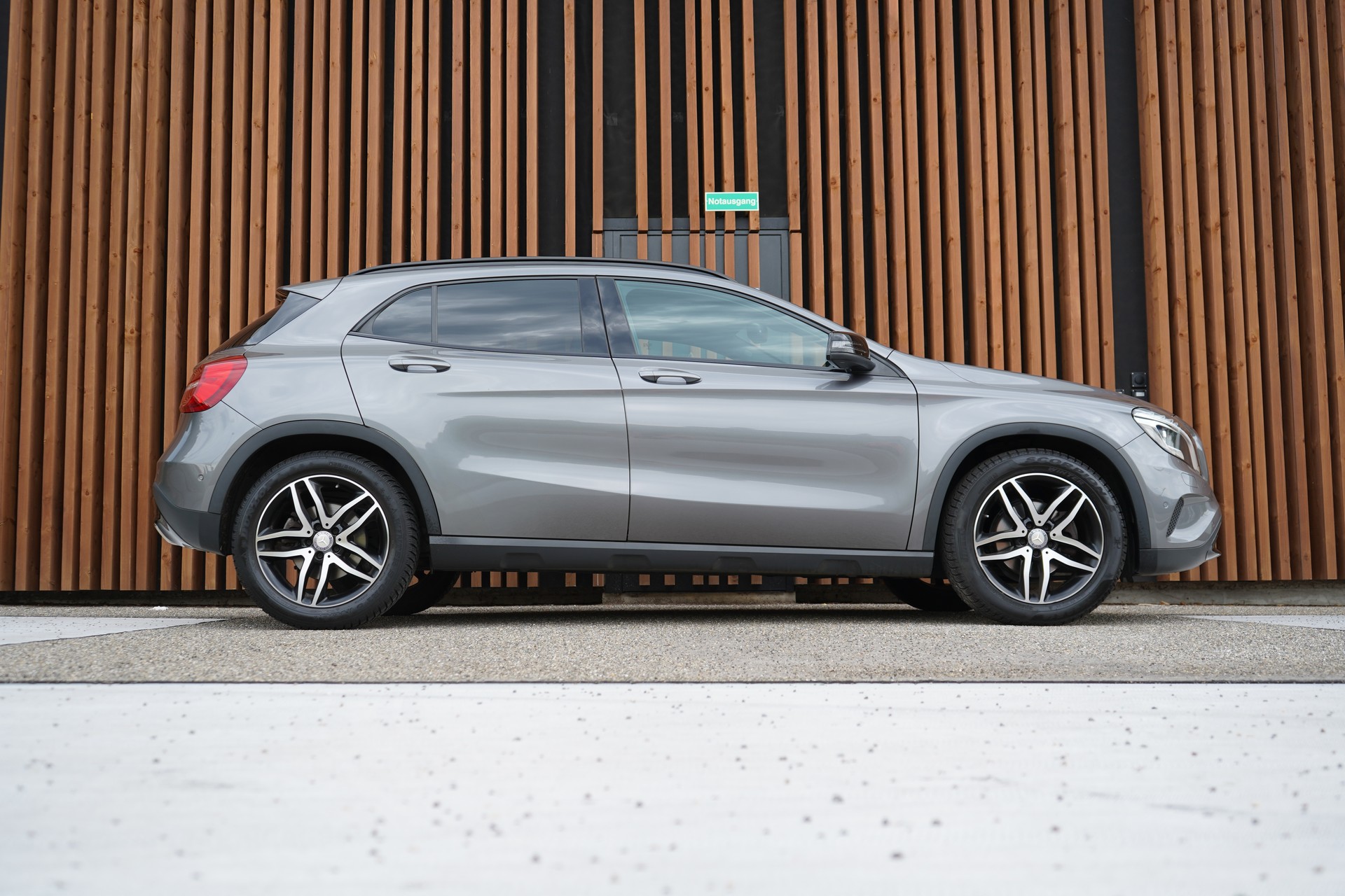 MERCEDES-BENZ GLA 200 NIGHT STAR 7G-DCT l 156 PS-showroom-element-2