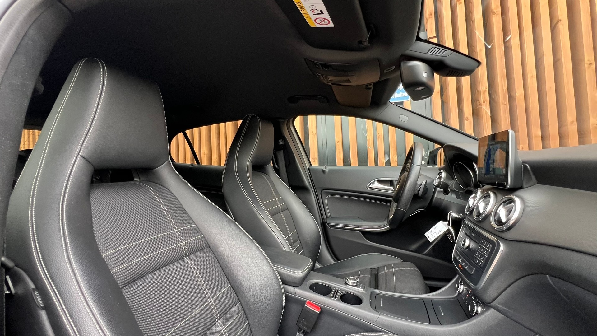 MERCEDES-BENZ GLA 200 NIGHT STAR 7G-DCT l 156 PS-image-21